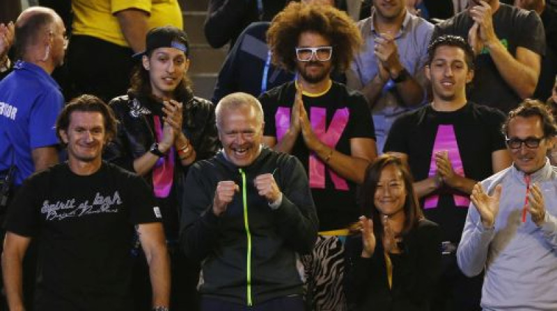 Viktorija Azarenka zaudējusi ne tikai Redfoo (centrā), bet arī ilggadējo treneri Semu Sumiku (pirmais no kreisās)
Foto: Reuters/Scanpix