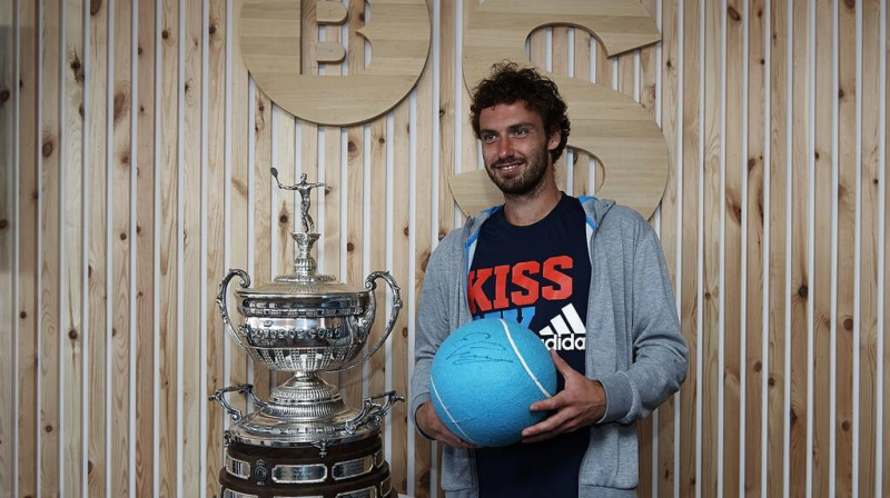 Ernests Gulbis ar Barselonas turnīra trofeju pagājušajā gadā
Foto: barcelonaopenbancsabadell.com