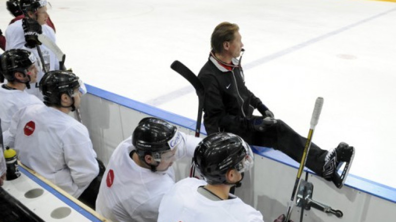 Aleksandrs Beļavskis un Latvijas izlases hokejisti
Foto: Romāns Kokšarovs, f64
