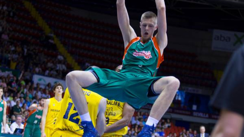 Kristaps Porziņģis danko Spānijā 
Foto: baloncestosevilla.com