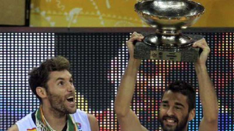 Eiropas čempionu kauss Spānijas izlases līdera Huana Karlosa Navarro rokās. Otrdien šo trofeju varēs apskatīt Rīgā.
Foto: FIBAEurope.com
