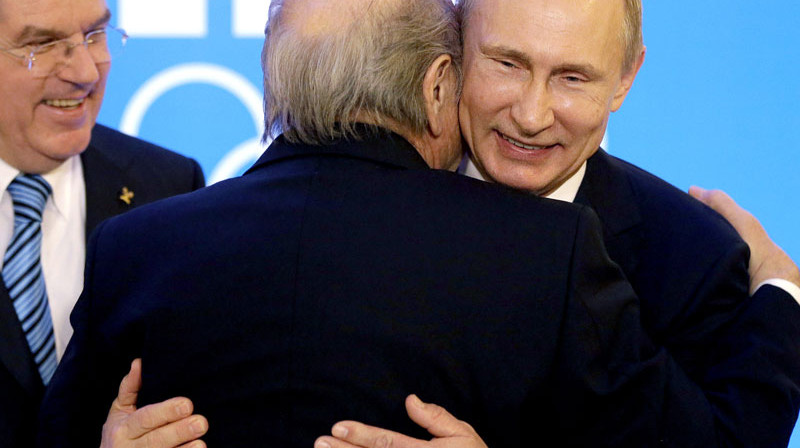 Vladimirs Putins apskauj Zepu Blateru
Foto: AP/Scanpix