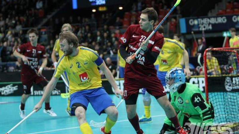 Juris Gribusts cīņā pret Zviedrijas izlasi. 
Foto: floorball.lv