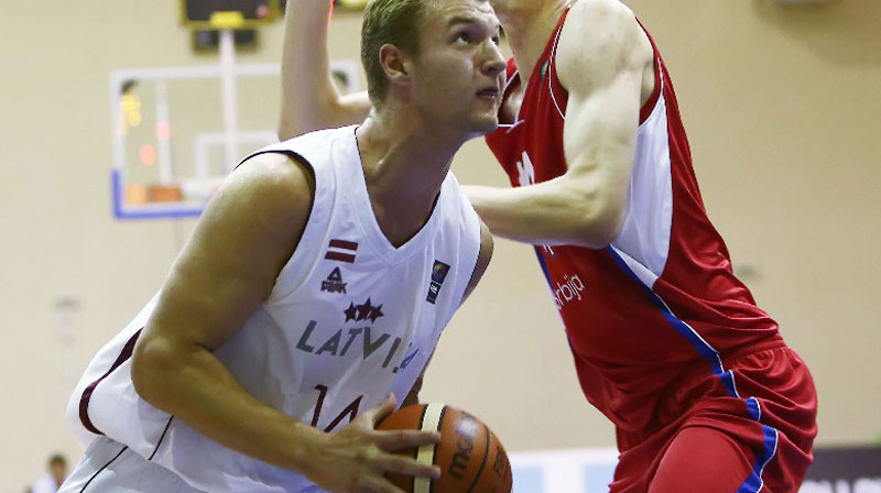 Zigmārs Raimo pirmajā mačā sakrāja 16+10, bet otrajā spēlē tikai 3+6. 
Foto: FIBA Europe