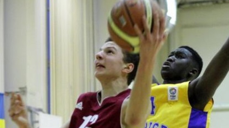 Rainers Kalniņš: 14 punktu U16 izlases spēlē ar Spānijas kadetiem.
Foto: basket.ee