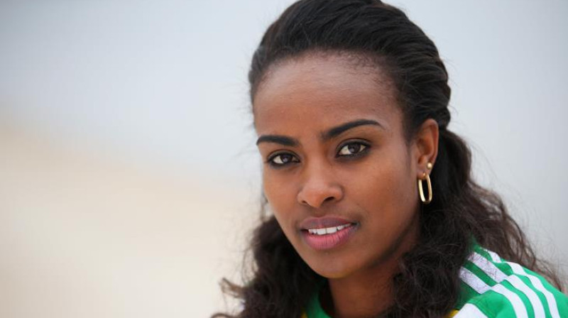 Genzebe Dibaba laboja 22 gadus vecu pasaules rekordu un pietuvojās 3.50 robežai 1500 m skrējienā.