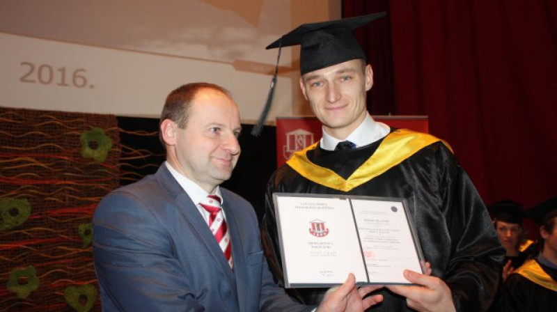 Mārtiņš Pļaviņš saņem diplomu 
Foto: LSPA