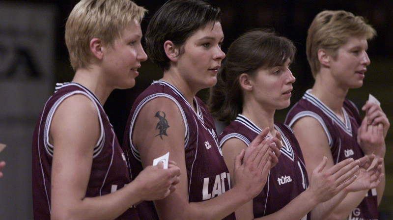 No kreisās: Anda Jēkabsone, Linda Eglīte, Ināra Jākobsone, Dace Krūmiņa.
Foto: no grāmatas "Latvijas basketbola valstsvienības: 90 spēles 90 gados"