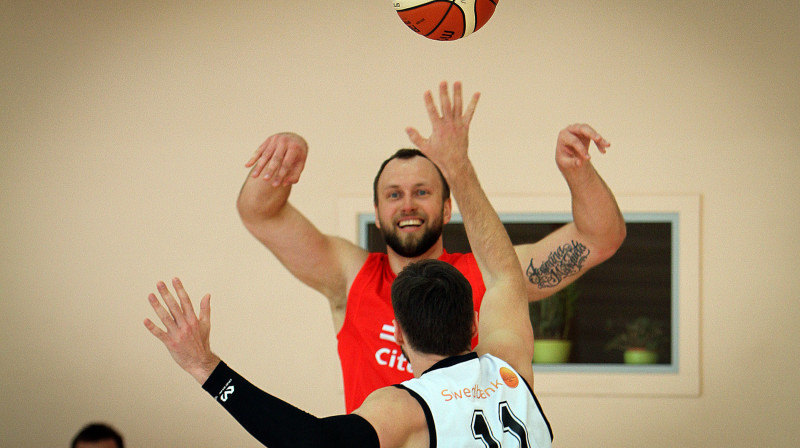 "Citadele banka" basketbolists Juris Cīrulis spēlē pret "Swedbank" realizēja visus metienus, sekmējot uzvaru pār čempioniem
Foto: Renārs Buivids (RB32)