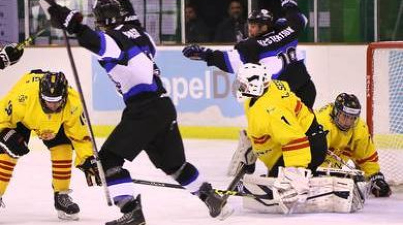Igaunijas U-18 hokejisti priecājas par vārtu guvumu pret Spāniju
Foto: iihf.com