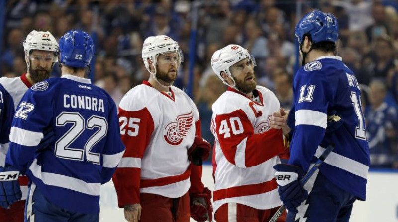 "Red Wings" hokejisti apsveic "Lightning" ar uzvaru
Foto: AFP/Scanpix