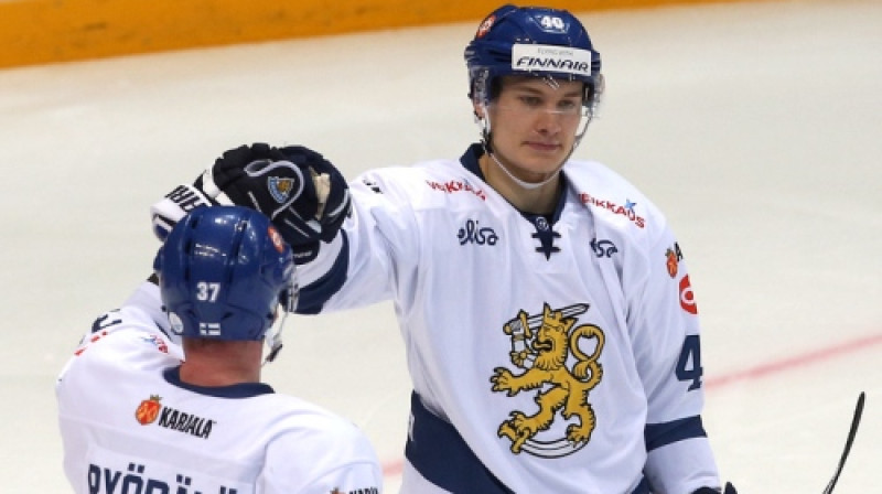 Jarno Koskiranta (pa labi) tiek sveikts ar vārtu guvumu
Foto: Championat.com