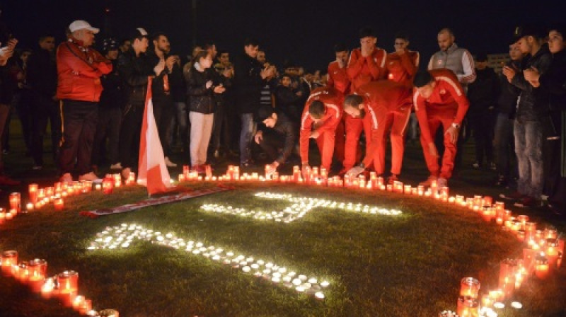 Bukarestes "Dinamo" spēlētāji un fani aizdedz sveces, pieminot Patriku Ekengu
Foto: AP/Scanpix