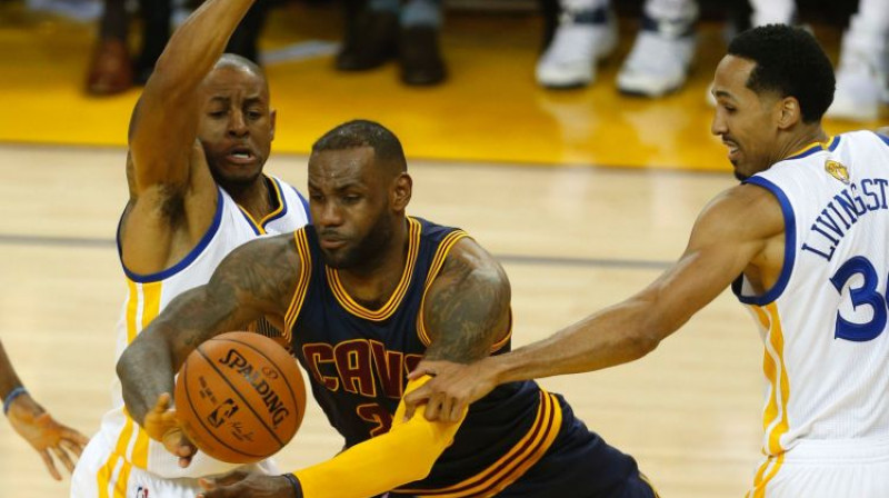 Andrē Igudala un Šons Livingstons aptur Lebronu Džeimsu
Foto: AFP/Scanpix