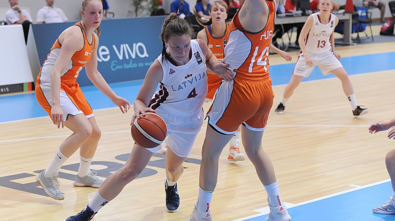 Paula Strautmane un Dinija Pāvelsone spēlē pret Nīderlandi
Foto: fibaeurope.com