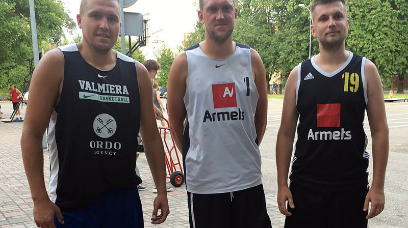 "Armet" basketbolisti (no kreisās) - Edgars Krūmiņš, Andris Justovičs, Toms Neilands
Publicitātes foto