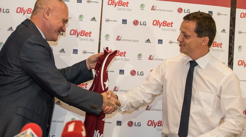 LBS prezidents Valdis Voins un OlyBet Sports Bar vadītājs Gints Pakārklis: kopā būsim stiprāki.
Foto: basket.lv