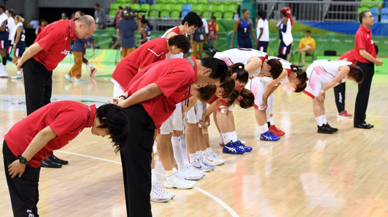 Japānas basketbolistes un treneri pēc spēles paklanās līdzjutējiem
Foto: AFP/Scanpix