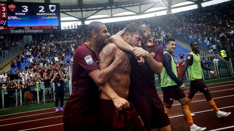 "Roma" futbolisti un līdzjutēji sveic Frančesko Toti pēc uzvaras vārtu guvuma
Foto: AP/Scanpix