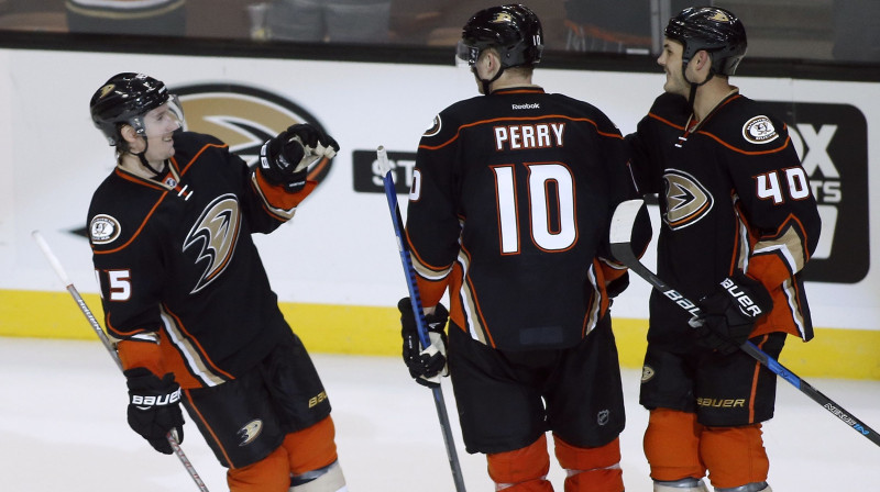 Korijs Perijs saņem apsveikumus
Foto: AP/Scanpix