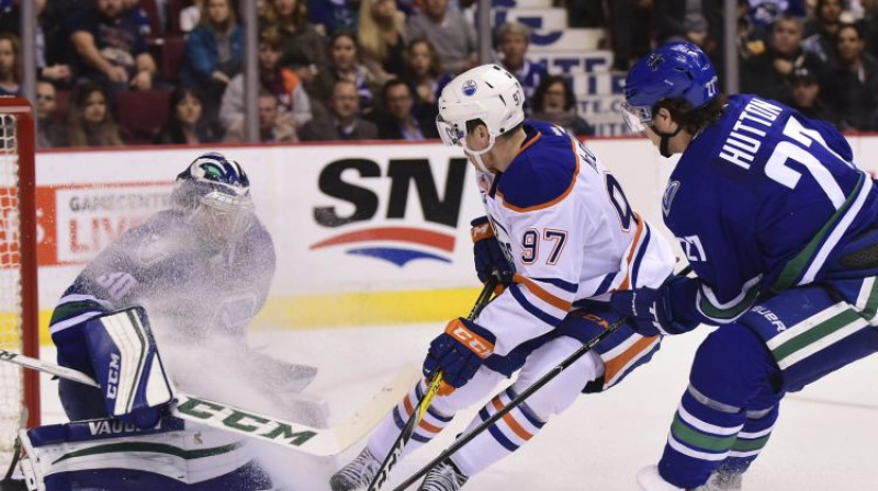 Konors Makdeivids raida ripu "Canucks" vārtos
Foto:  USA TODAY Sports/Sipa USA/Scanpix