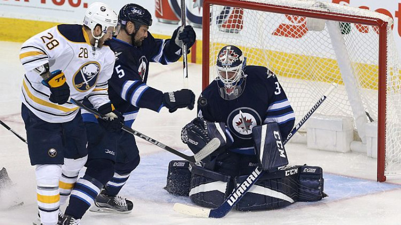 Zemgus Girgensons cīņā ar Marku Stjuartu
Foto: AP/Scanpix