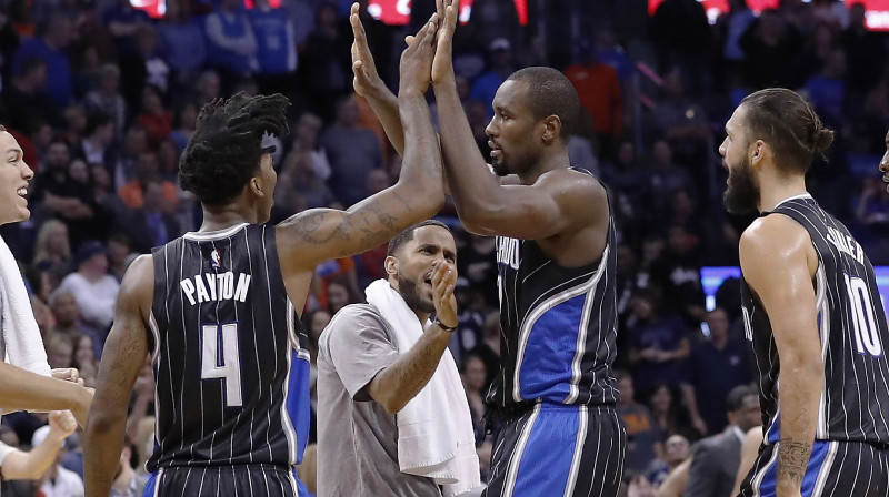 Seržs Ibaka saņem komandas biedru apsveikumus 
Foto: AP/Scanpix