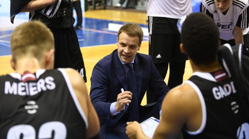 VEF galvenais treneris Jānis Gailītis nodod instrukcijas
Foto: Romāns Kokšarovs/F64