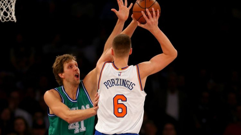 Dirks Novickis un Kristaps Porziņģis 2015. gada decembrī
Foto: AFP/Scanpix