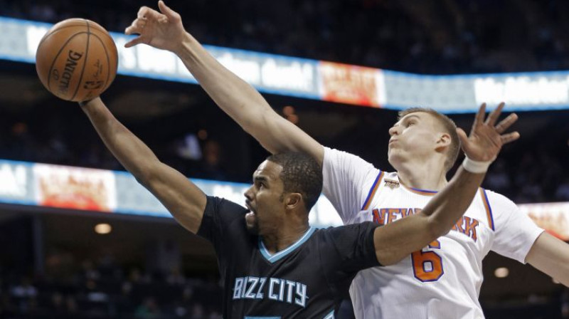 Kristaps Porziņģis bloķē "Hornets" spēlētāja Ramona Sešonsa metienu
Foto: AP/Scanpix