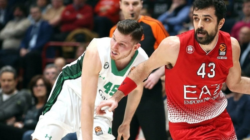 Dairis Bertāns cīņā ar Krunoslavu Simonu
Foto: euroleague.net