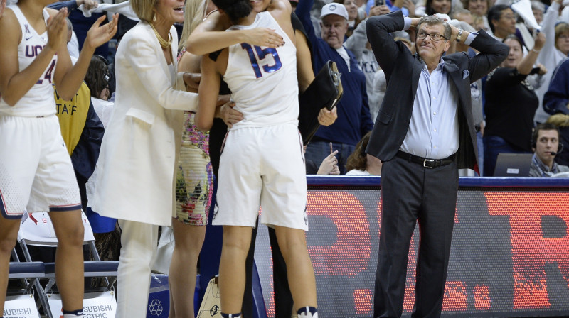 Džīno Oriemma un "UConn Huskies" pēc uzvaras pār "South Carolina"
Foto: AP/Scanpix