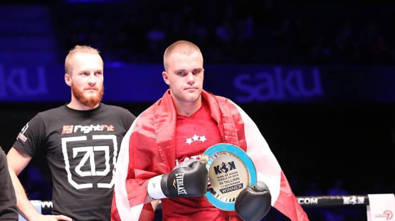 Raimonds Aukštikalnis (no labās) kopā ar savu kluba biedru Vjačeslavu Tēviņu
Foto: kokfights.com