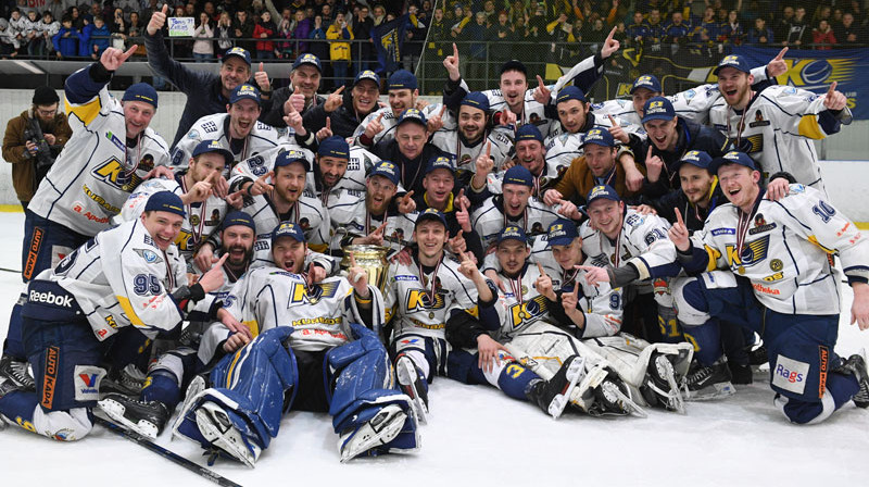 Jaunie Latvijas čempioni "Kurbads" hokejisti līksmo par uzvaru izšķirošajā finālsērijas spēlē. 
Foto: Romāns Kokšarovs/f64