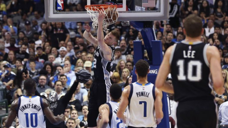 Dāvis Bertāns triec bumbu "Mavericks" grozā
Foto: USA Today Sports/Scanpix