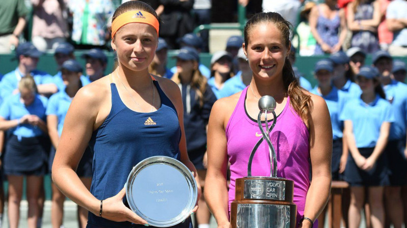 Aļona Ostapenko un Darja Kasatkina
Foto: AP/Scanpix