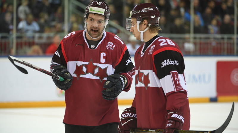 Uvis Balinskis ieklausās izlases kapteiņa Kaspara Daugaviņa padomā
Foto: Romāns Kokšarovs/f64