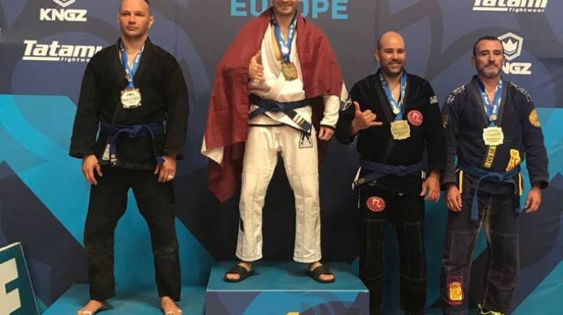 Andrejs Maslovs (centrā) pēc uzvaras Eiropas čempionātā BJJ
Foto: IBJJF.com