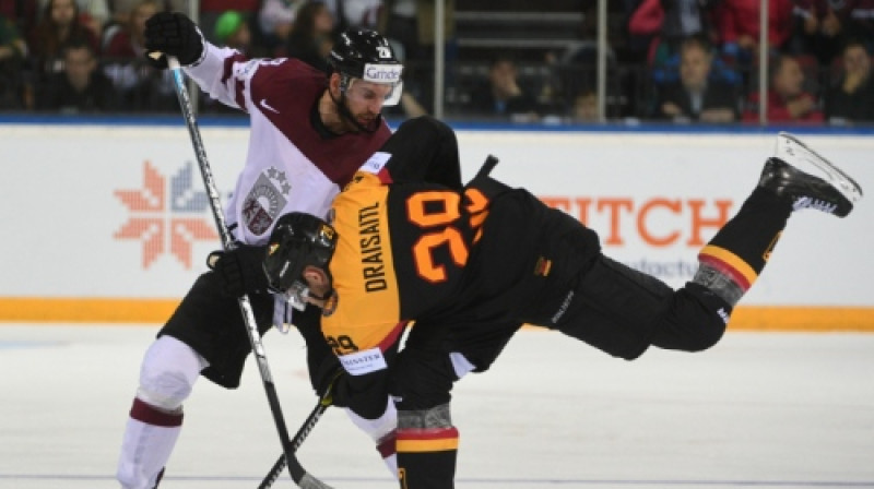 Zemgus Girgensons pret Leonu Draizaitlu
Foto: Romāns Kokšarovs/f64