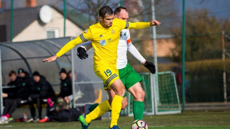 Ņikita Koļesovs cīņā pret Gati Kalniņu
Foto: Raitis Supe/Futbola Virslīga