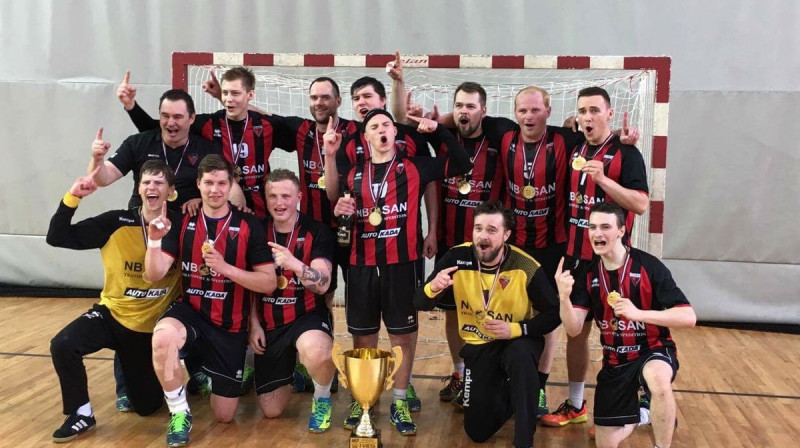 Rīgas "Celtnieks" ar čempionu kausu
Foto: "HK Celtnieks" Twitter