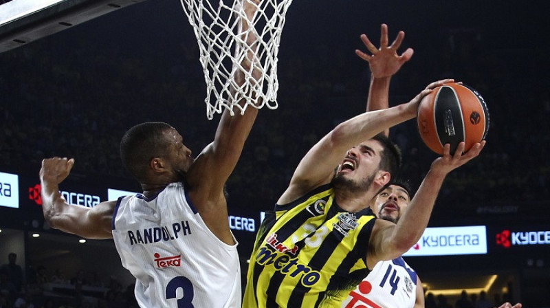 Nikola Kaliničs cīņā ar Entoniju Rendolfu
Foto: Scanpix