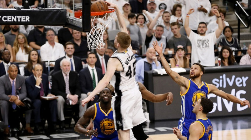 2017. gada 20. maijs: Gregs Popovičs un Etore Mesina noskatās, kā Dāvis Bertāns tiek garām "Splash Brothers"
Foto: Scanpix