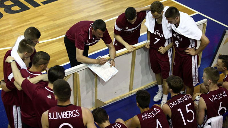 Arnis Vecvagars minūtes pārtraukumā uzrunā Latvijas U20 komandas spēlētājus. 
Foto: fiba.com