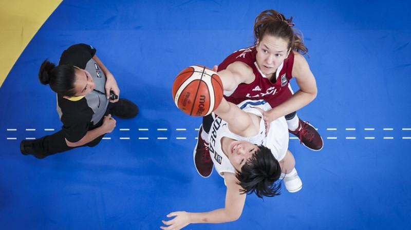 Digna Strautmane: 17 punkti, 12 atlēkušās bumbas un piecas piespēles uzvarā pār Koreju
Foto: FIBA