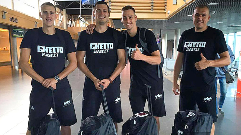 Latvijas 3x3 izlases basketbolisti (no kreisās) - Nauris Miezis, Edgars Krūmiņš, Kārlis Pauls Lasmanis, Agnis Čavars - piektdien Maskavā startēs kā "Rīga Ghetto Basket".
Publicitātes foto