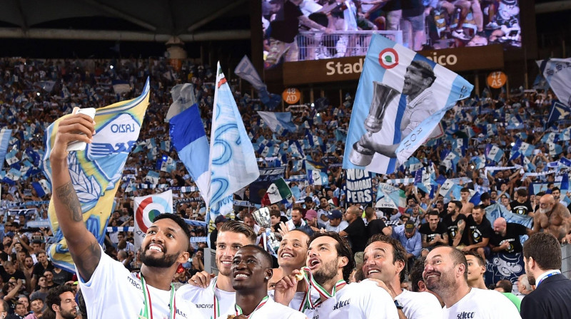 Romas "Lazio" futbolisti līksmo kopā ar līdzjutējiem
Foto: imago/Scanpix