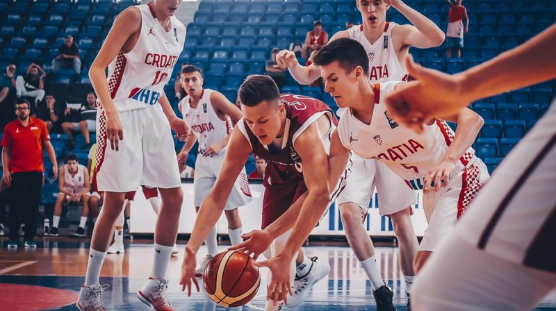 Daniels Gersons Horvātijas basketbolistu ielenkumā
Foto: FIBA