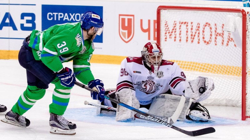 Džastins Pīterss atkal ir kopā ar komandu, bet Jāņa Kalniņa sniegums liek kanādietim satraukties par vietu vārtos
Foto: dinamoriga.lv