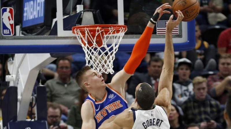 Kristaps Porziņģis bloķē Rudiju Gobēru
Foto: AP/Scanpix